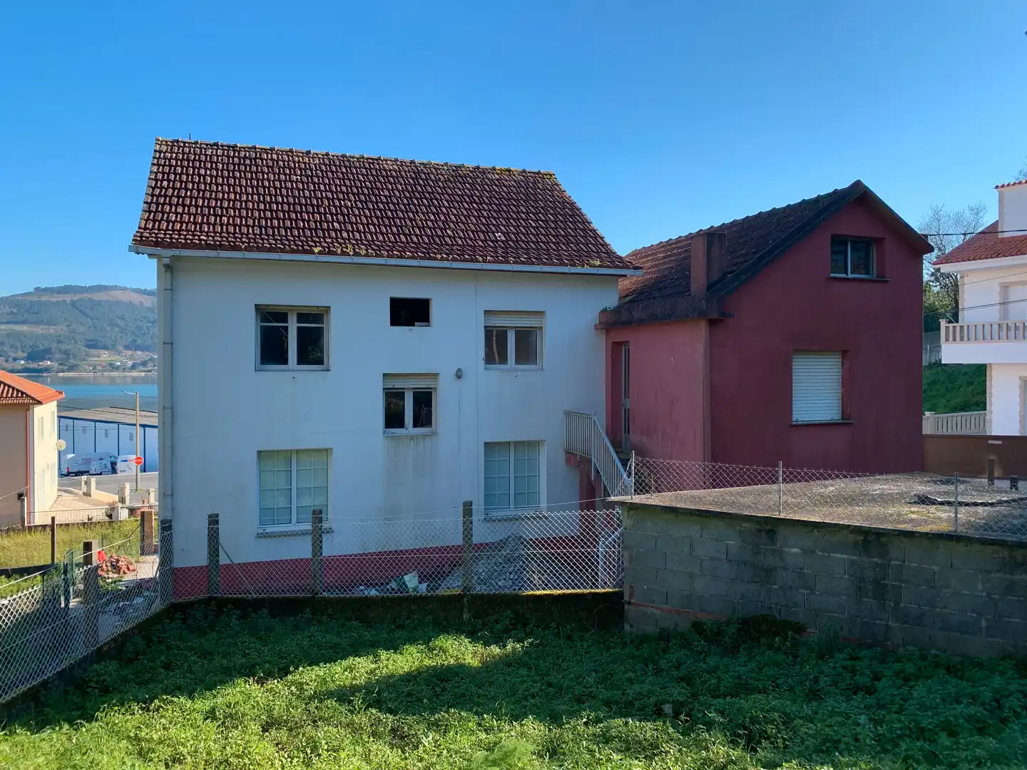 Vista exterior de Casa o xalet en venda en Outes amb Jardí privat, Terrassa i Balcó