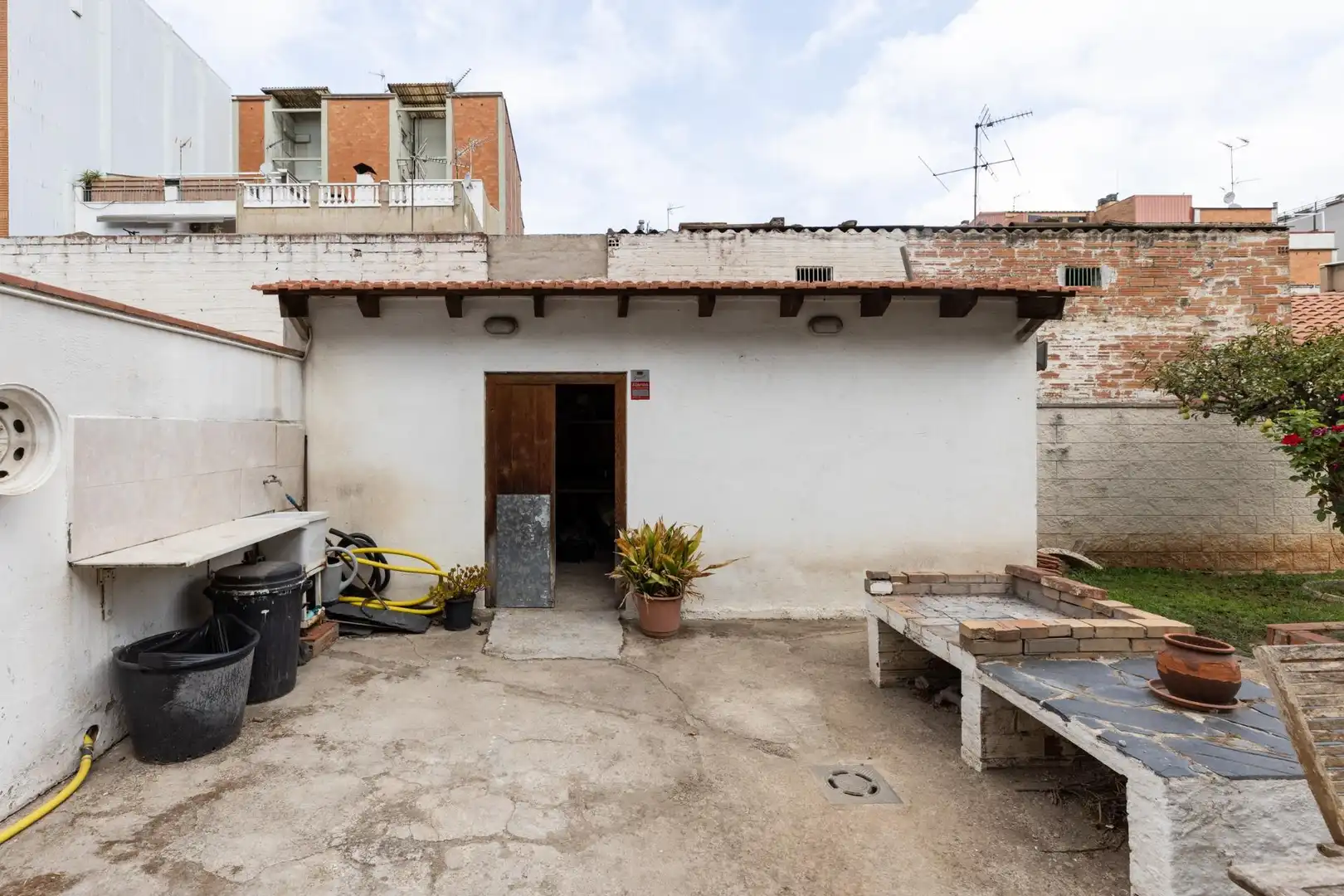 Vista exterior de Casa o xalet en venda en Montcada i Reixac amb Aire condicionat, Calefacció i Jardí privat