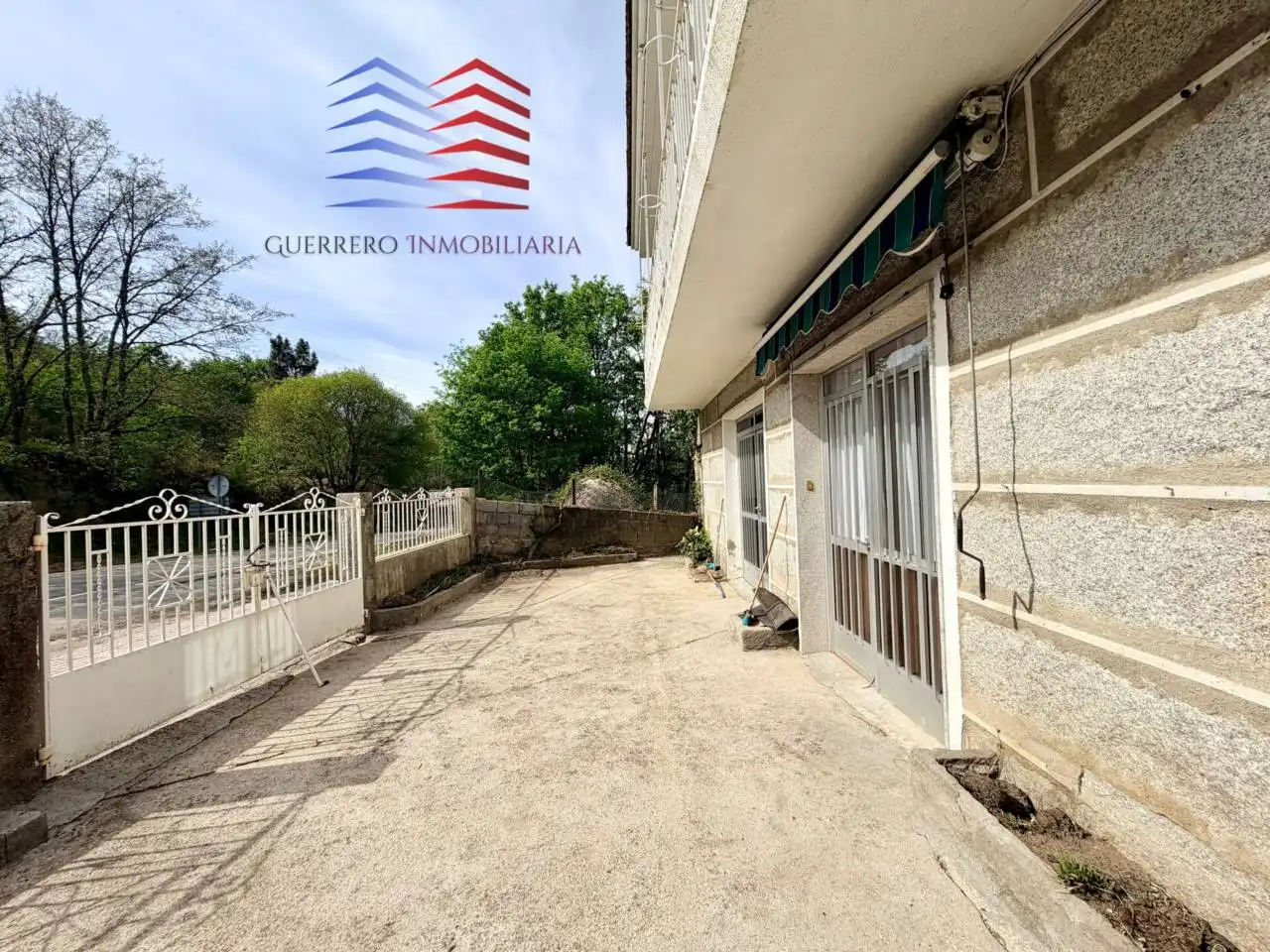 Vista exterior de Casa o xalet de lloguer en San Cibrao das Viñas amb Calefacció, Terrassa i Moblat
