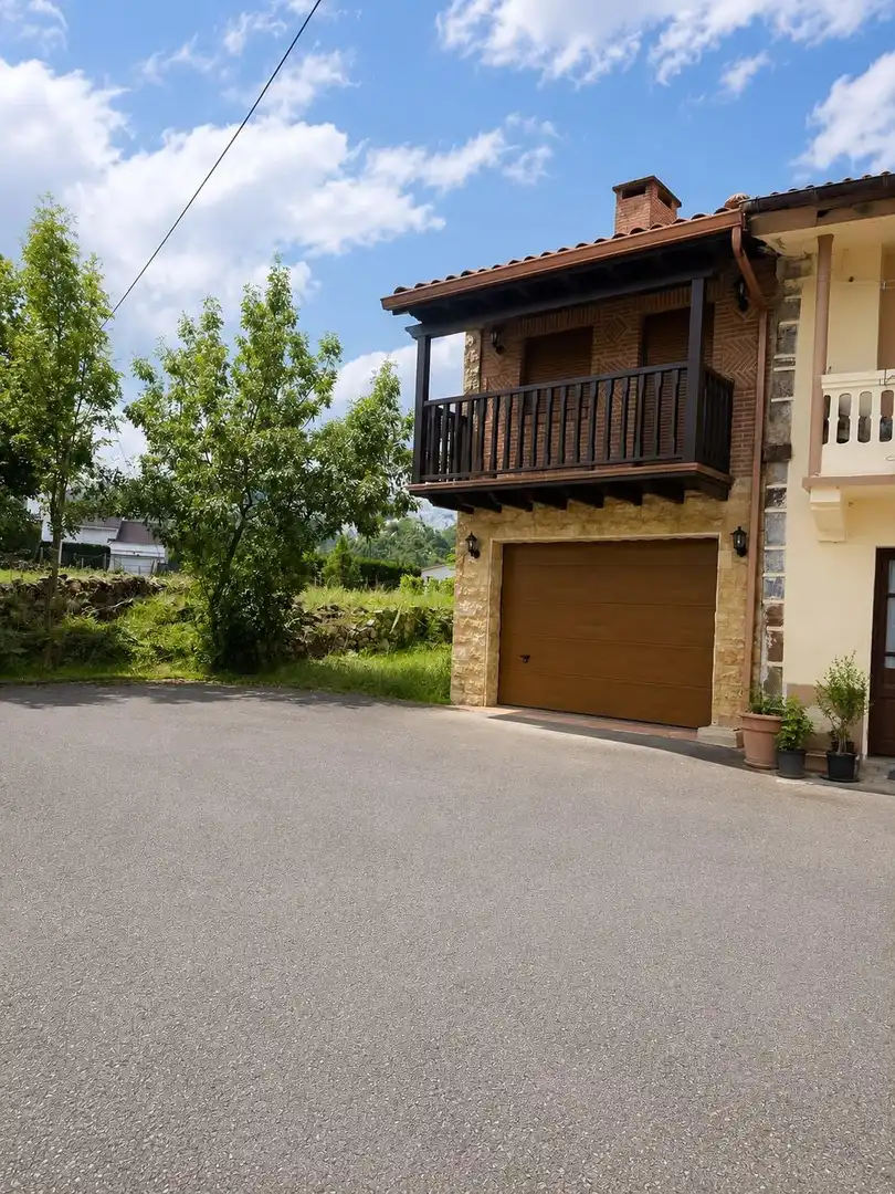 Parking de Casa adosada en venta en Riotuerto con Calefacción y Terraza