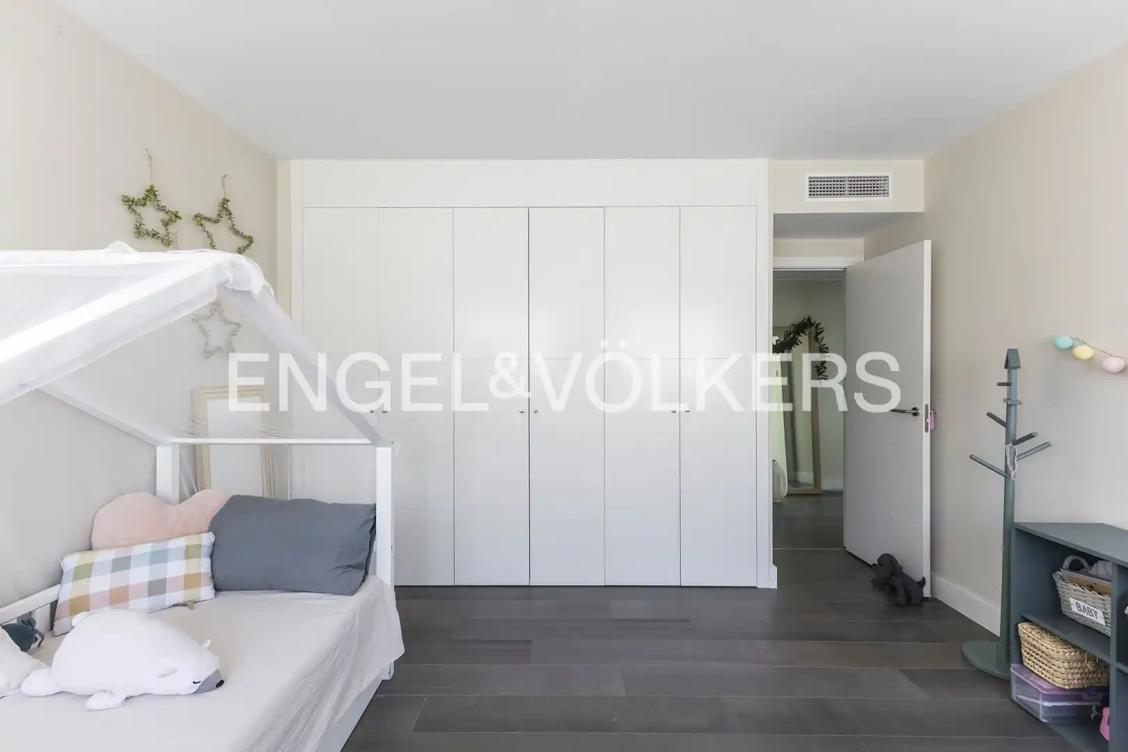 Habitación de Casa adosada en venta en Boadilla del Monte con Aire acondicionado, Calefacción y Jardín privado
