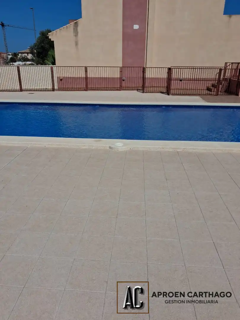 Piscina de Casa adosada en venda en Los Alcázares amb Calefacció, Jardí privat i Moblat