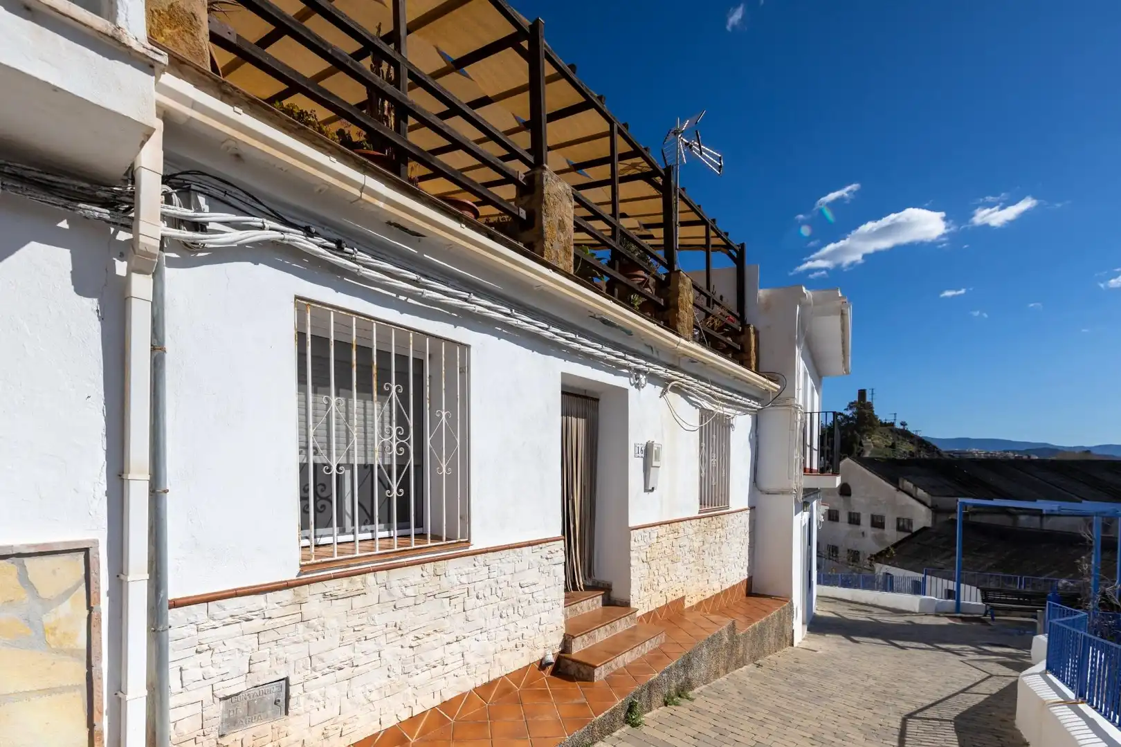 Außenansicht von Einfamilien-Reihenhaus zum Verkauf in Salobreña mit Klimaanlage, Heizung und Terrasse