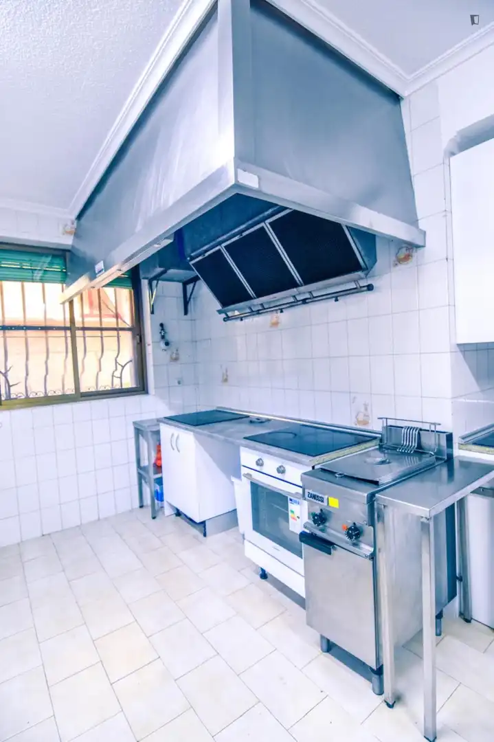 Cuina de Casa o xalet per a compartir en Salamanca amb Calefacció, Moblat i Forn