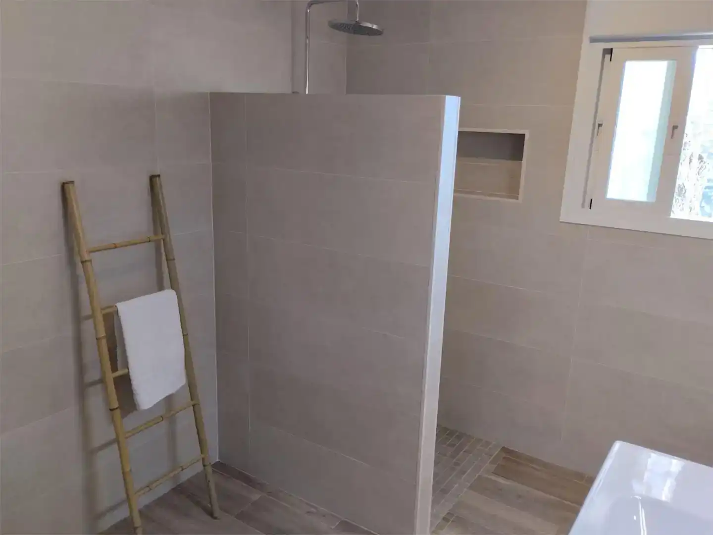 Baño de Casa o chalet de alquiler en Arenas con Aire acondicionado, Jardín privado y Piscina