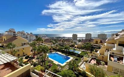 Vista exterior de Apartament en venda en Estepona amb Aire condicionat, Terrassa i Piscina