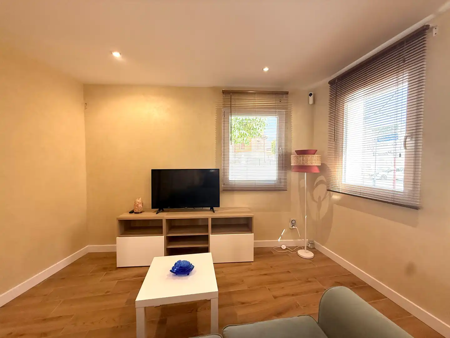 Wohnzimmer von Einfamilien-Reihenhaus zum Verkauf in Las Ventas de Retamosa mit Klimaanlage, Heizung und Terrasse