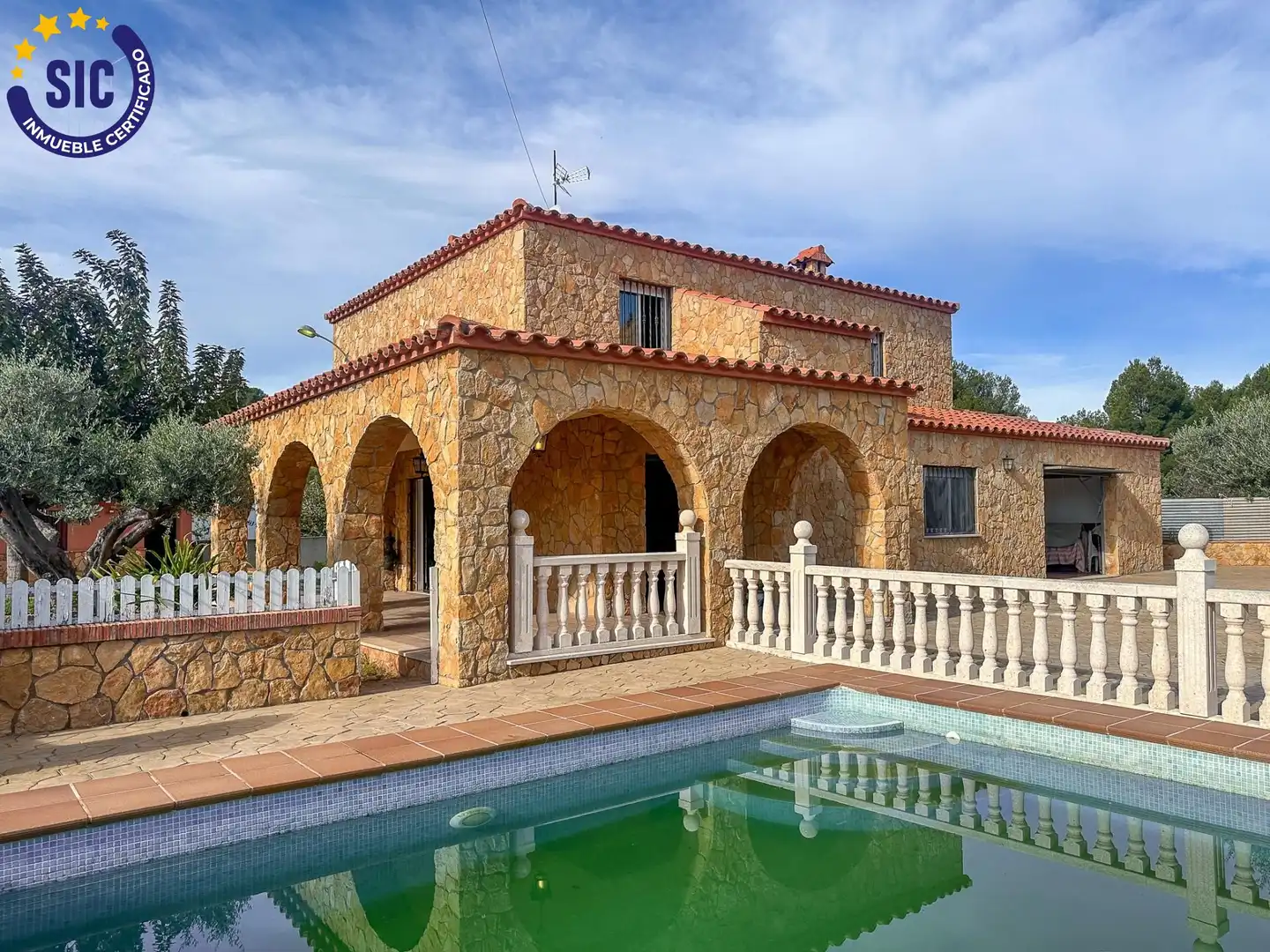 Vista exterior de Casa o xalet en venda en Castellón de la Plana / Castelló de la Plana amb Aire condicionat, Jardí privat i Terrassa