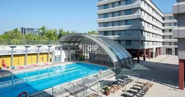 Schwimmbecken von Wohnung zur Miete in Madrid mit Klimaanlage, Heizung und Parkett
