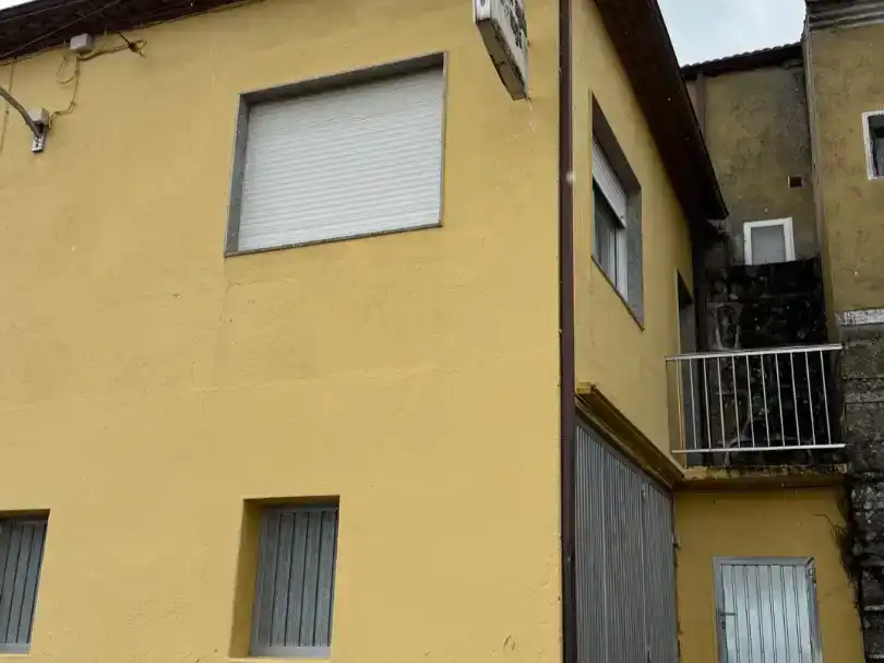 Vista exterior de Casa adosada en venda en Sarreaus amb Traster, Moblat i Balcó