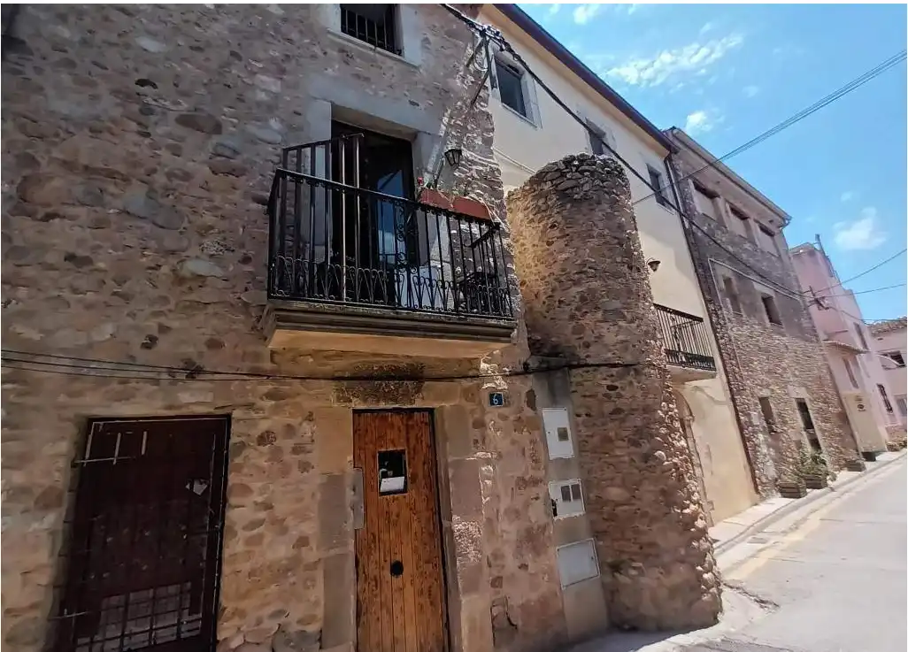 Vista exterior de Casa adosada en venda en Cabanes (Girona) amb Balcó
