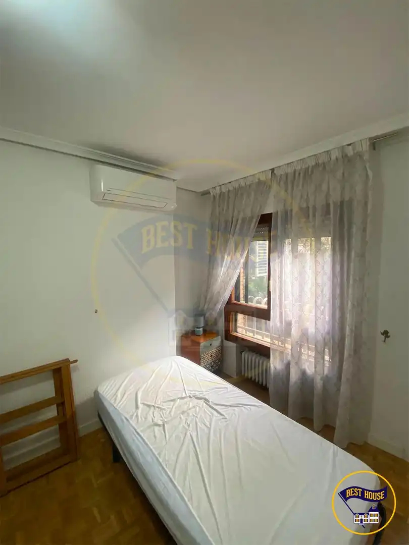 Bedroom of Flat for share in Cuenca  with Air Conditioner, Heating and Parquet flooring