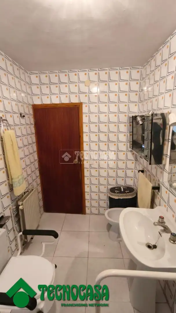 Badezimmer von Einfamilien-Reihenhaus zum Verkauf in La Puebla de Montalbán mit Heizung, Privatgarten und Terrasse
