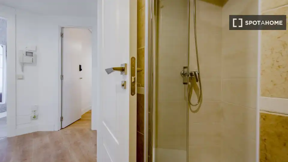 Bathroom of Flat for rent in Madrid  with Air Conditioner, Heating and Furnished