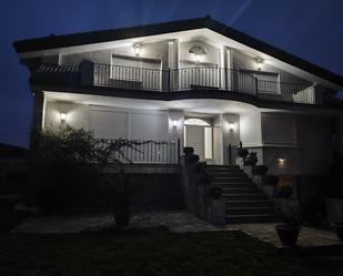 Vista exterior de Casa o xalet en venda en Camargo amb Terrassa i Balcó