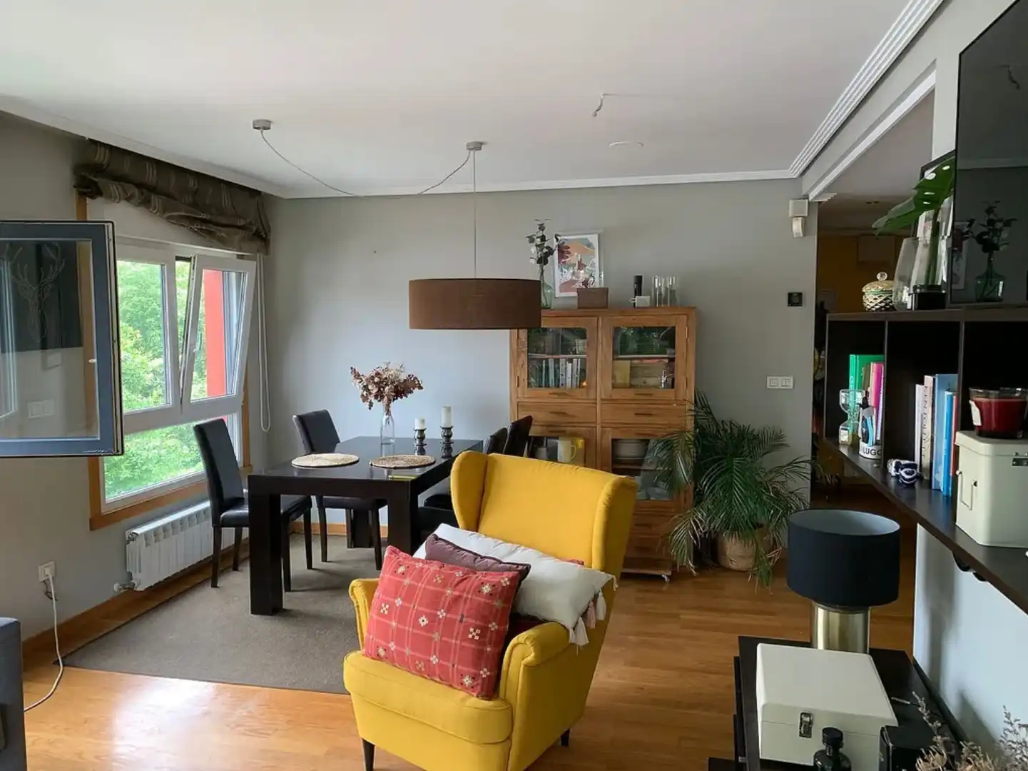 Sala de estar de Dúplex en venta en Oleiros con Calefacción, Trastero y Amueblado