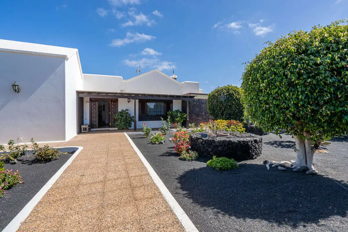 Vista exterior de Casa o xalet en venda en Arrecife amb Jardí privat i Piscina