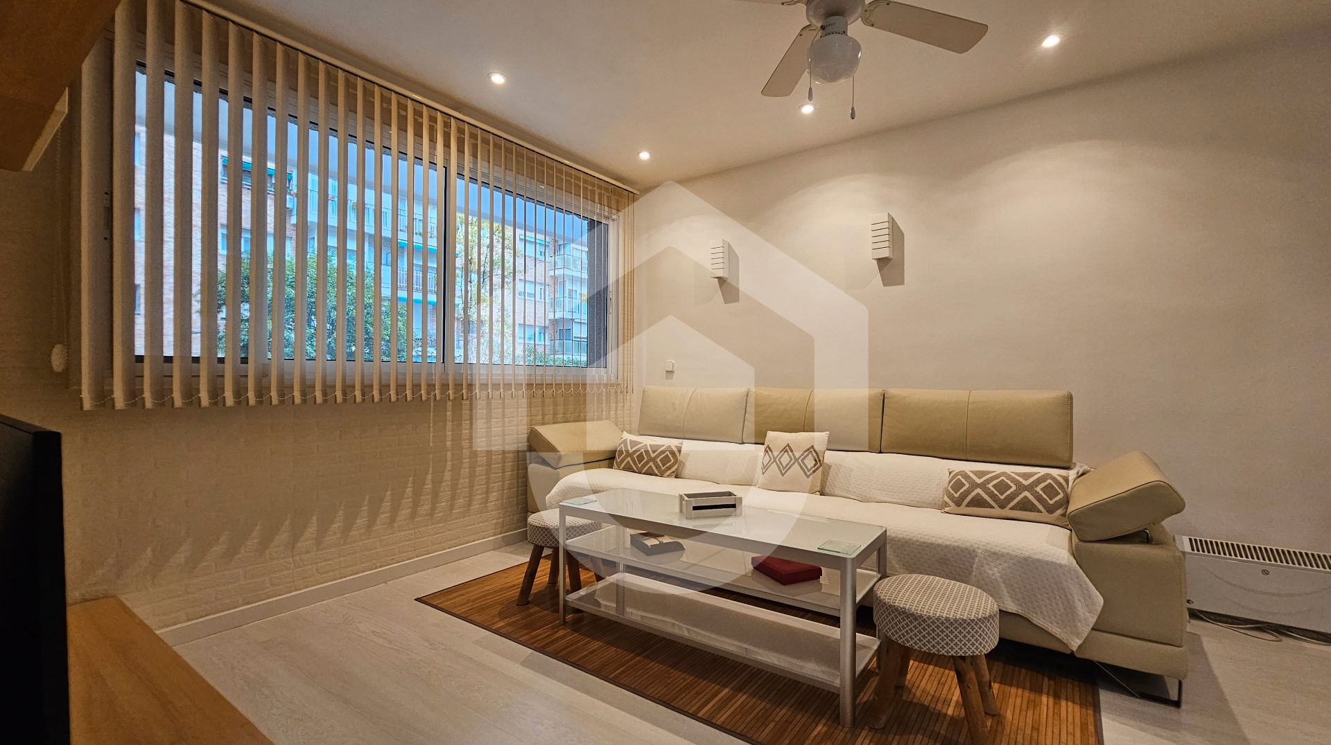 Living room of Flat for sale in  Barcelona Capital  with Heating, Parquet flooring and Furnished