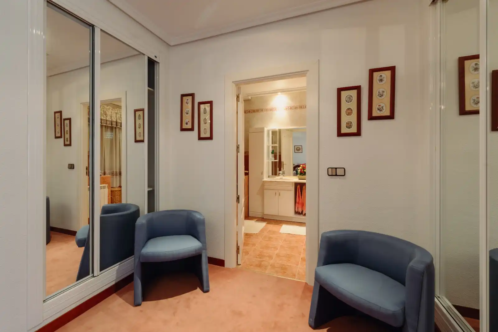 Houses for sale in Recas  with Air Conditioner, Heating and Private garden