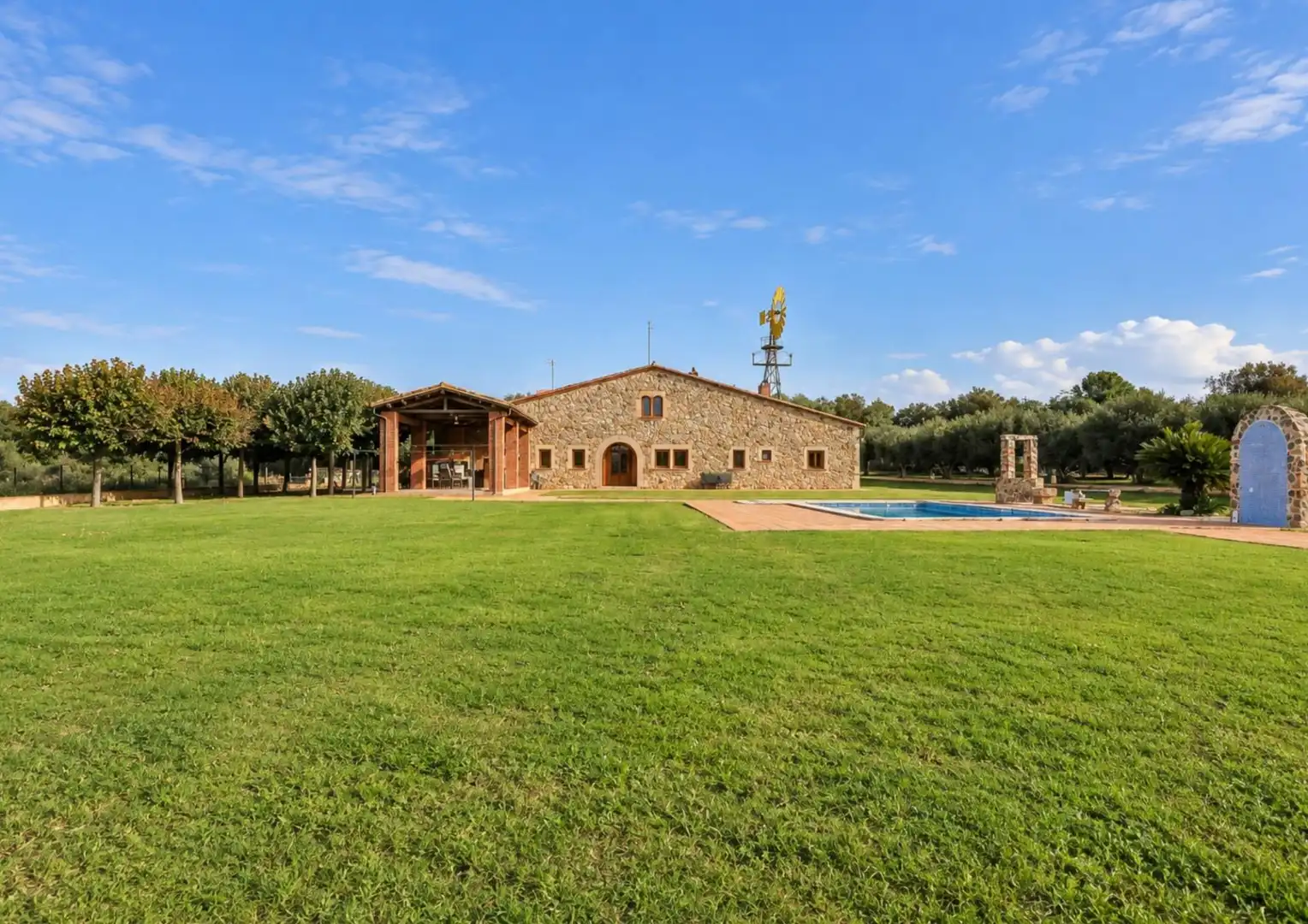 Vista exterior de Finca rústica en venda en Vilobí d'Onyar amb Jardí privat, Terrassa i Piscina