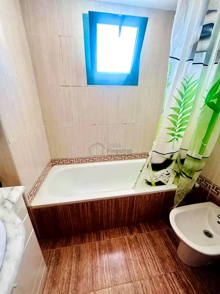 Baño de Apartamento en venta en Benidorm con Terraza y Alarma