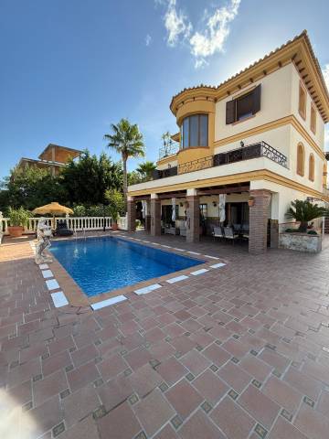 Casa-chalet en Venta en Calle MINERVA, DE, 37 en Coín