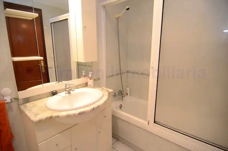 Badezimmer von Wohnung zur Miete in Boiro mit Heizung, Terrasse und Abstellraum