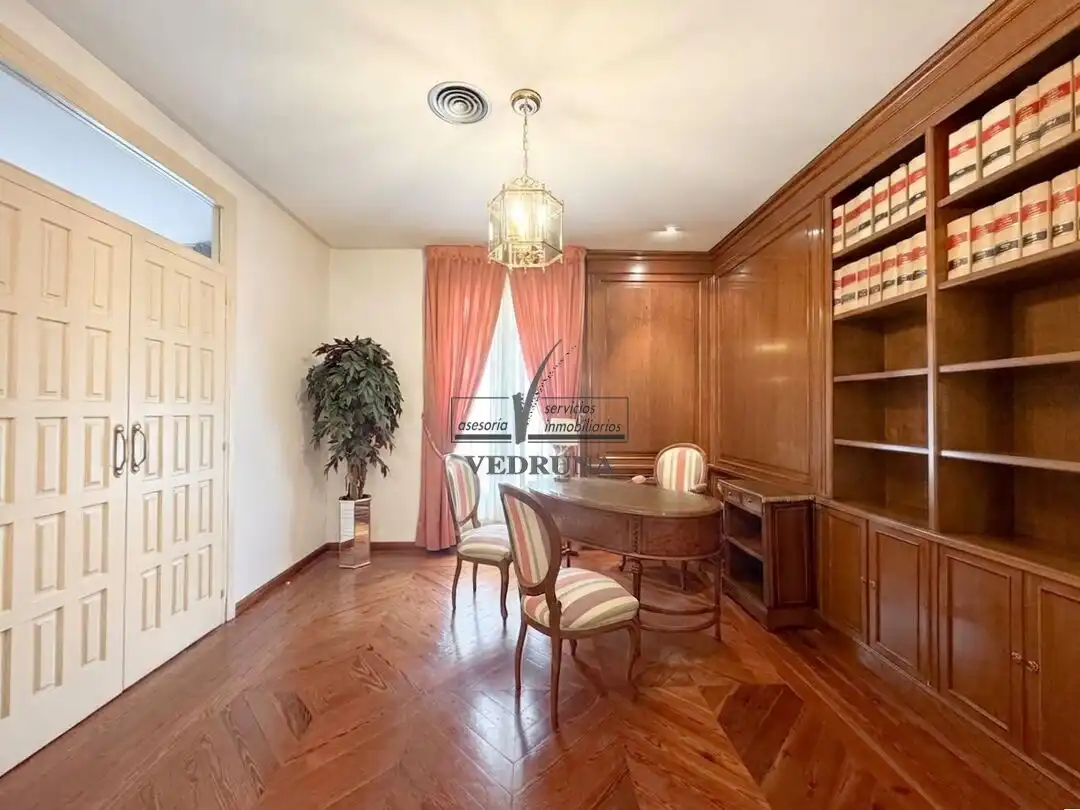 Office space with lift for sale in Paseo de Sagasta