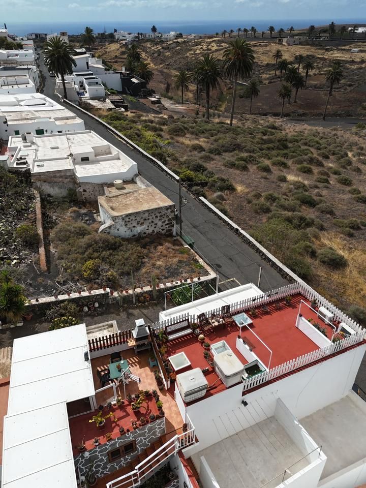 Vista exterior de Casa o xalet en venda en Haría amb Aire condicionat i Terrassa