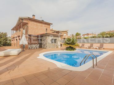 Casa amb balcó en venda a Viladecavalls
