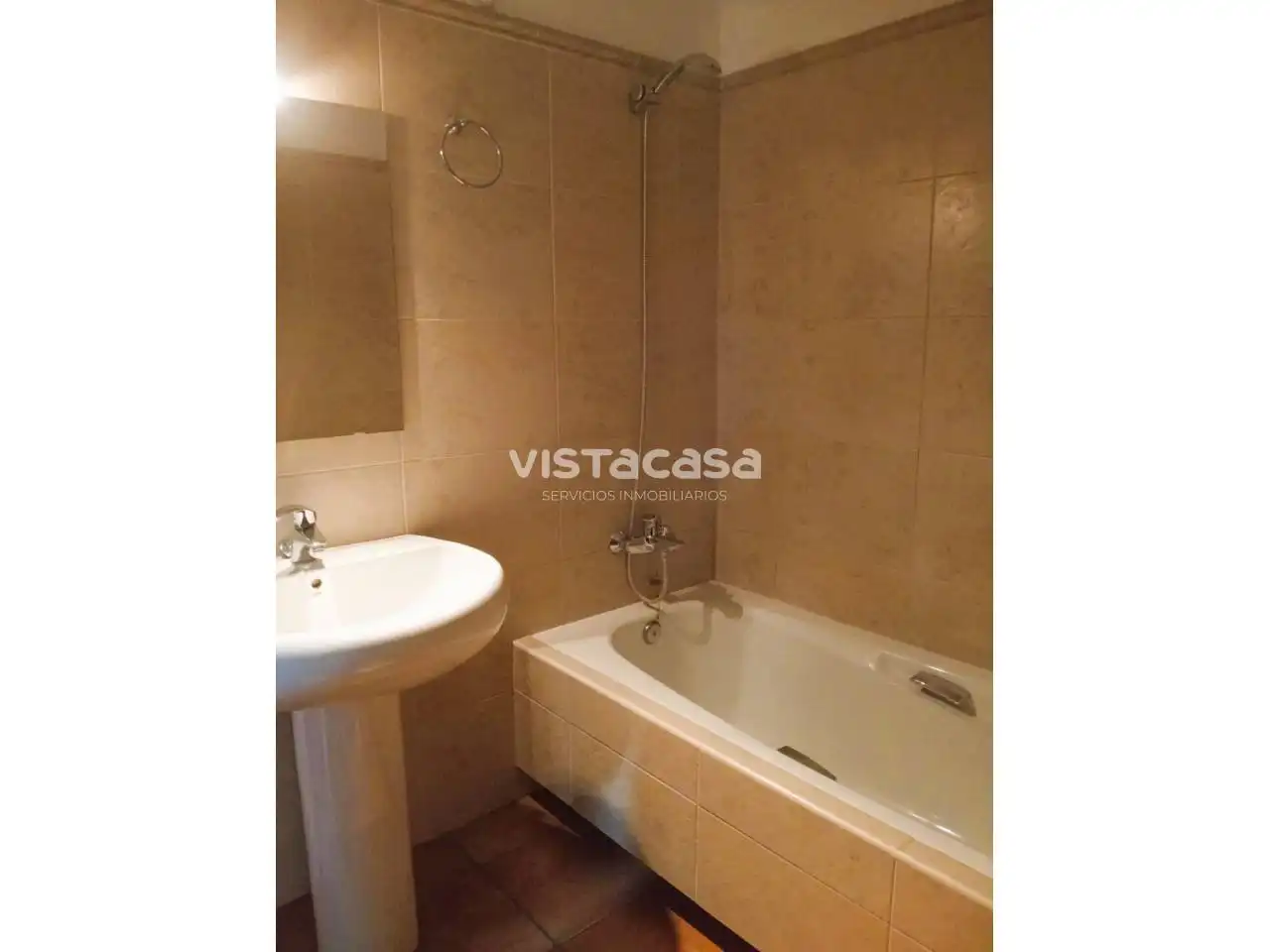 Baño de Casa adosada de alquiler en Mairena del Alcor con Aire acondicionado, Calefacción y Terraza