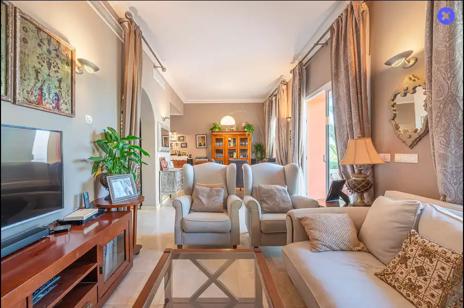 Sala de estar de Casa o chalet en venta en Istán con Aire acondicionado, Jardín privado y Piscina