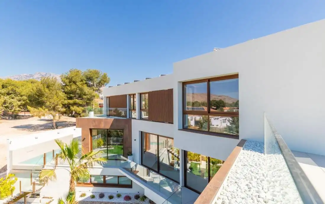 Chalet con terraza en venta en Urbanizaciones