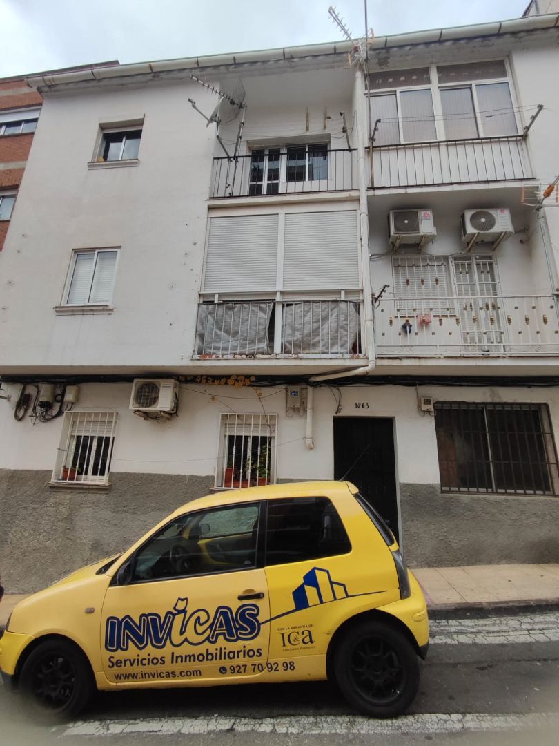 Vista exterior de Pis en venda en Plasencia amb Terrassa