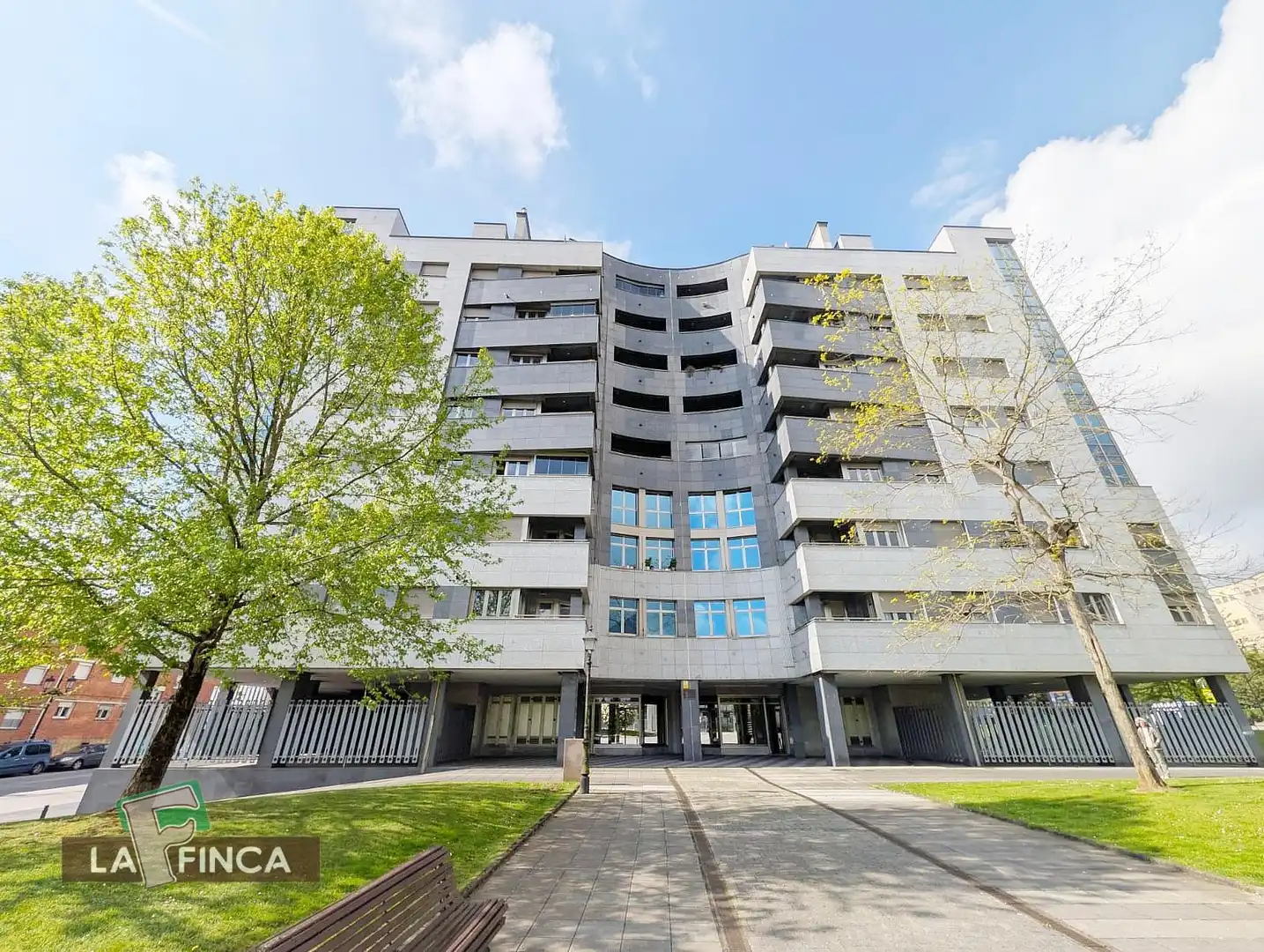 Vista exterior de Apartament en venda en Oviedo  amb Calefacció, Traster i Moblat