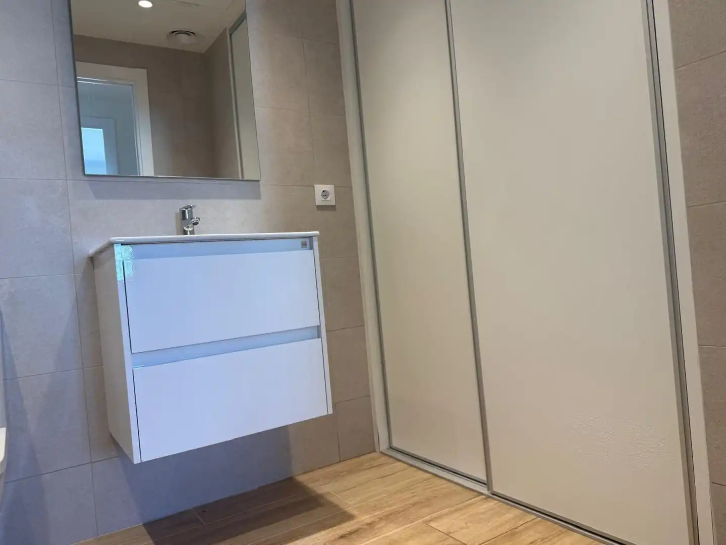 Bathroom of Flat for rent in Girona  with Storage room, Balcony and Community pool