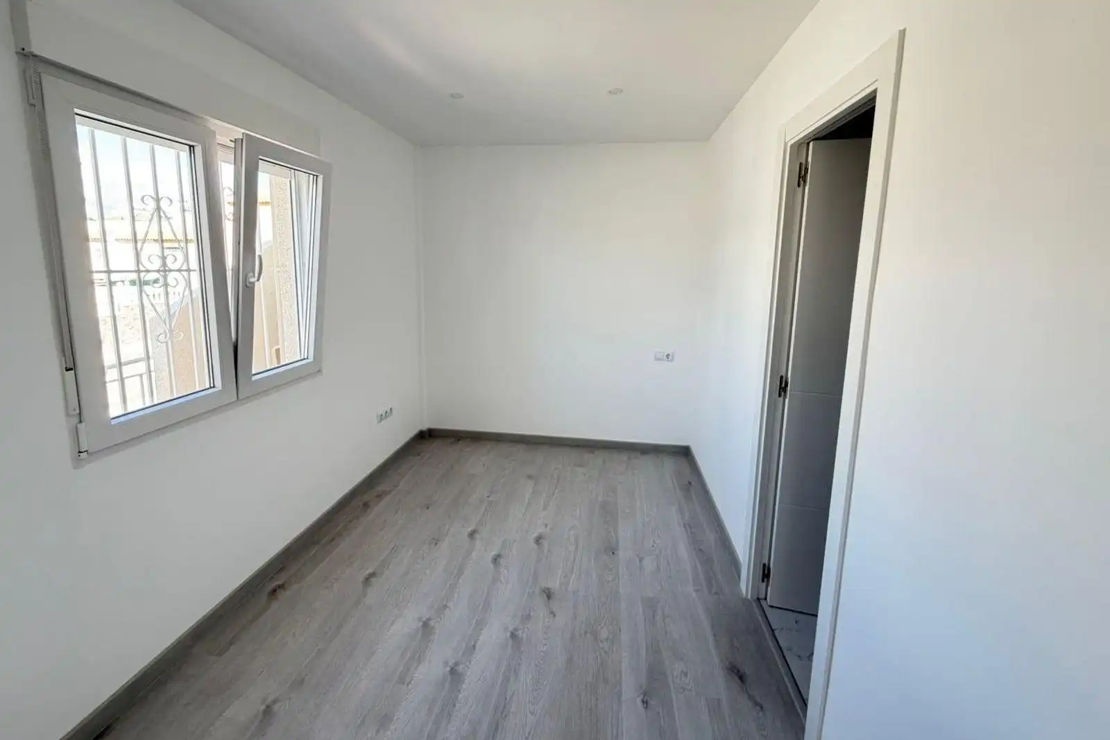 Dormitori de Casa adosada en venda en Torrevieja amb Aire condicionat, Calefacció i Jardí privat