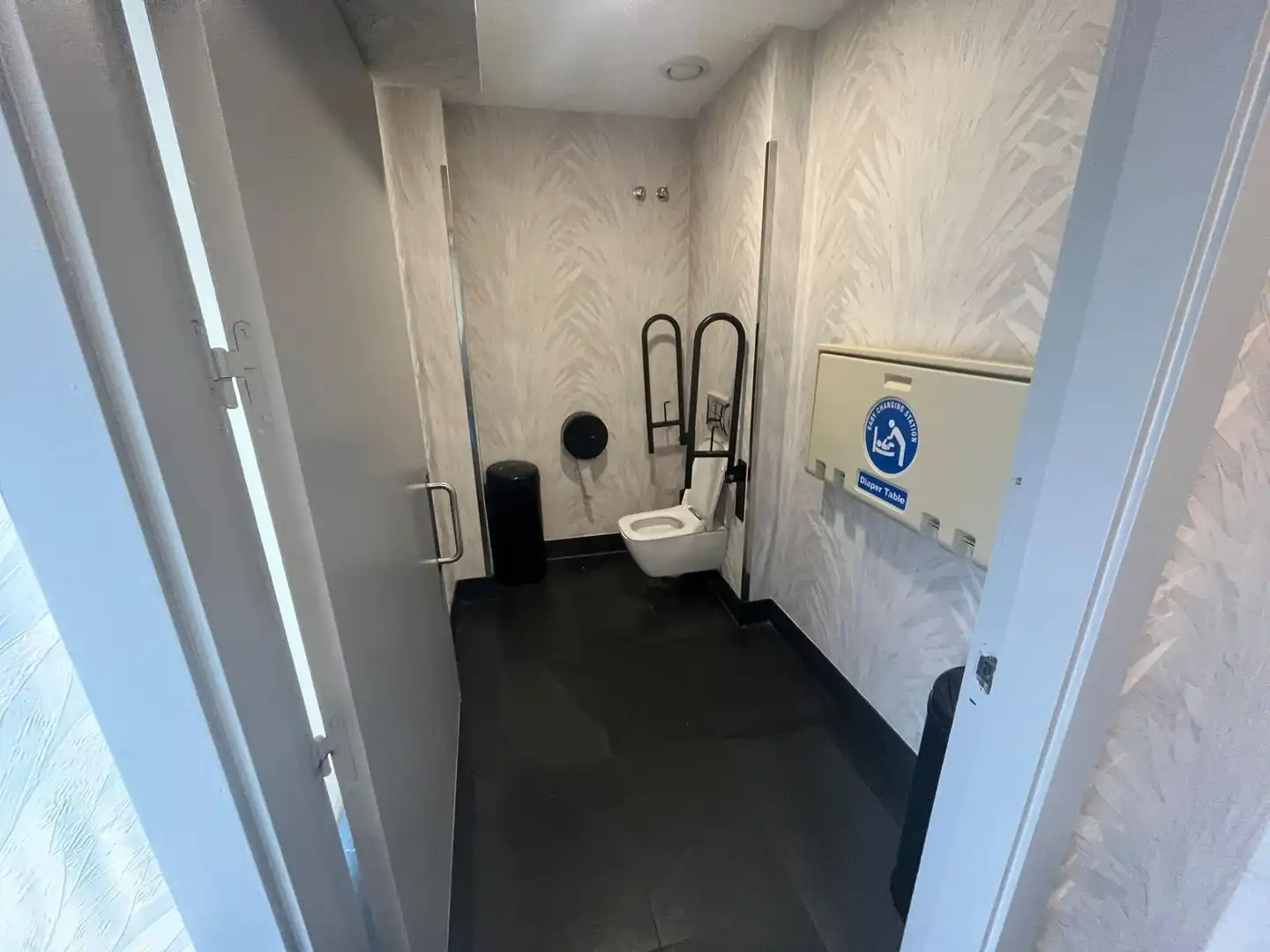 Baño de Local en traspaso en Sevilla con Amueblado