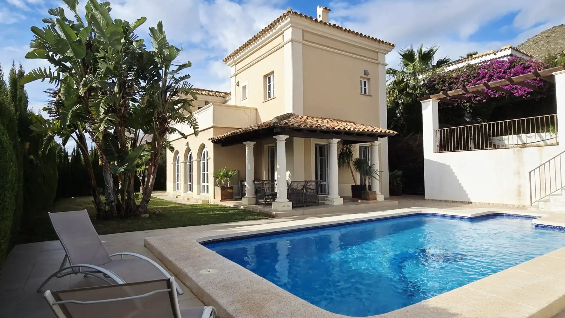 Vista exterior de Casa o xalet en venda en Finestrat amb Aire condicionat, Jardí privat i Traster