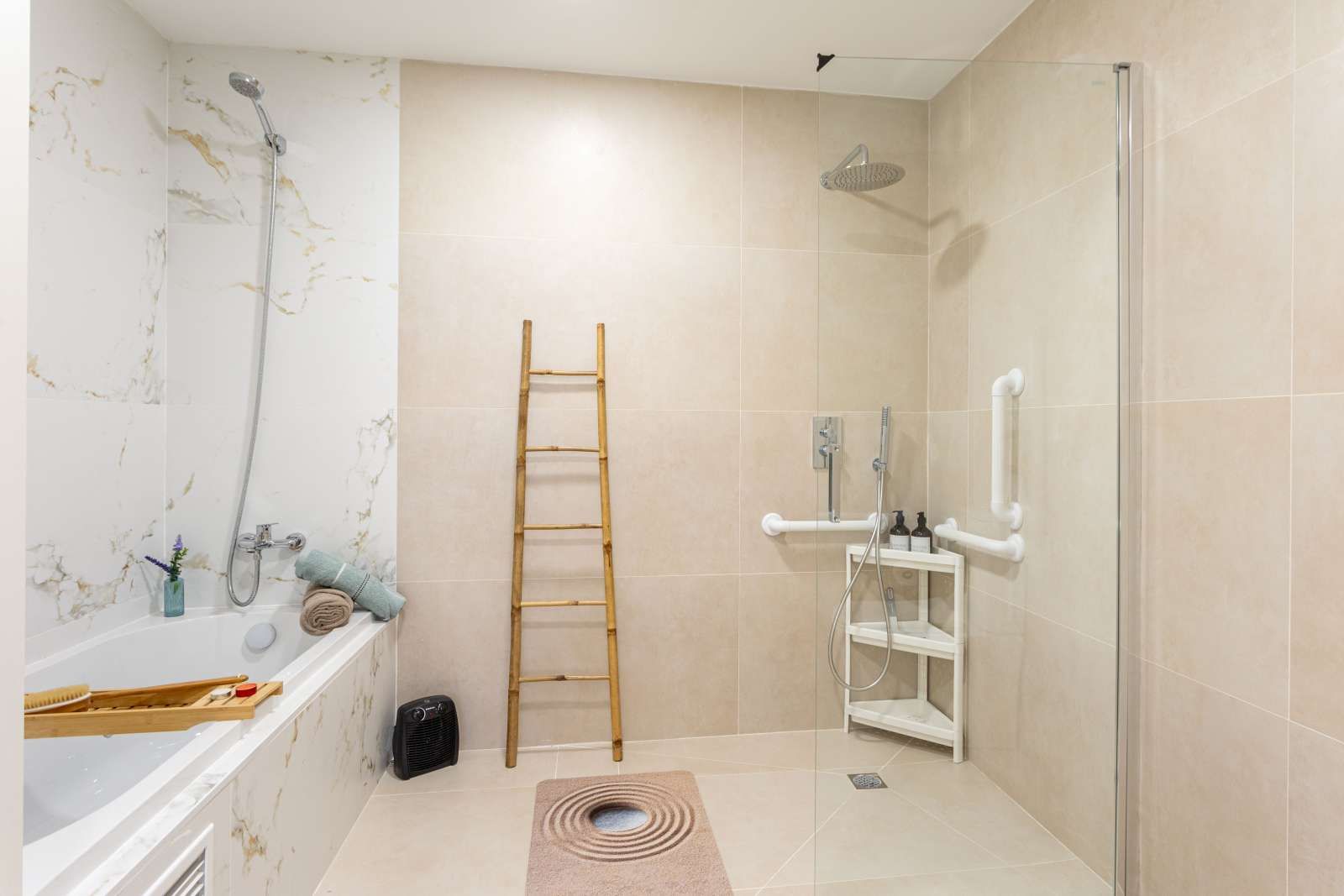 Bathroom of Study for share in  Valencia Capital  with Air Conditioner, Terrace and Furnished
