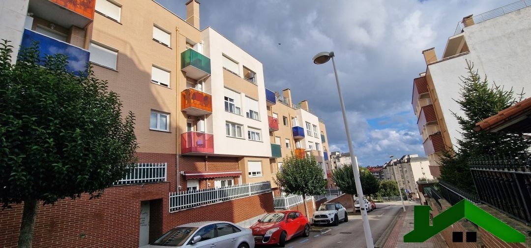 Vista exterior de Pis en venda en Castro-Urdiales amb Calefacció, Jardí privat i Piscina