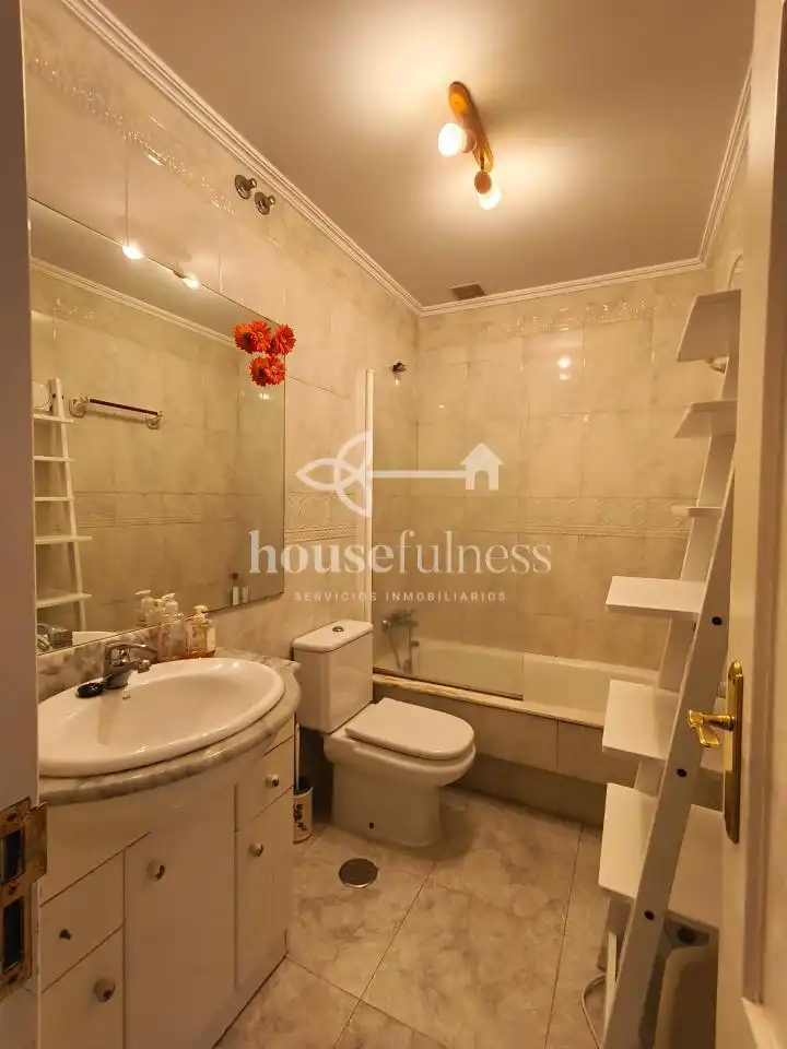 Badezimmer von Wohnungen zur Miete in Ferrol mit Heizung, Abstellraum und Möbliert