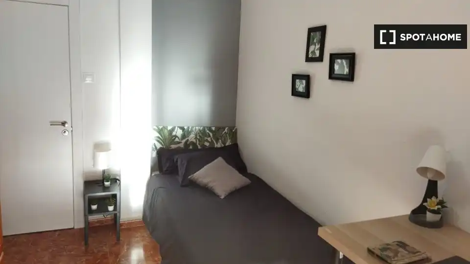 Habitación de Piso para compartir en Zaragoza con Aire acondicionado, Calefacción y Amueblado