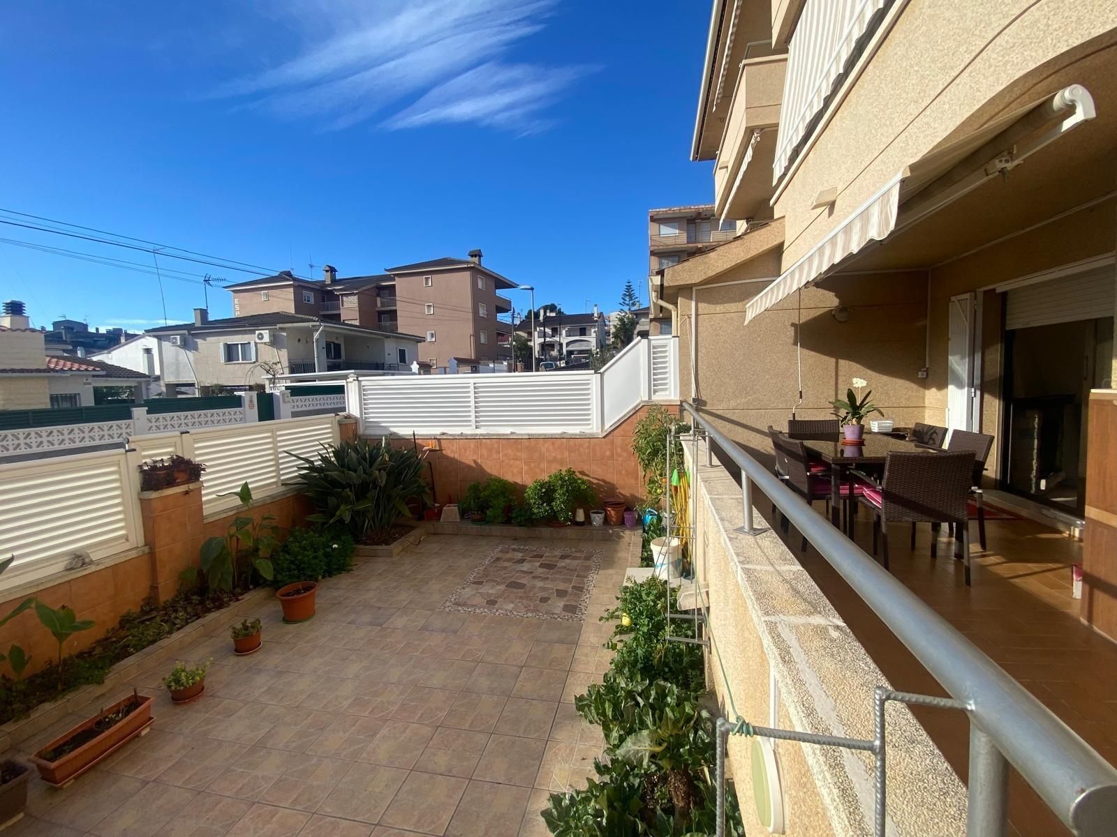 Exterior view of Planta baja for sale in Cunit  with Air Conditioner, Private garden and Terrace