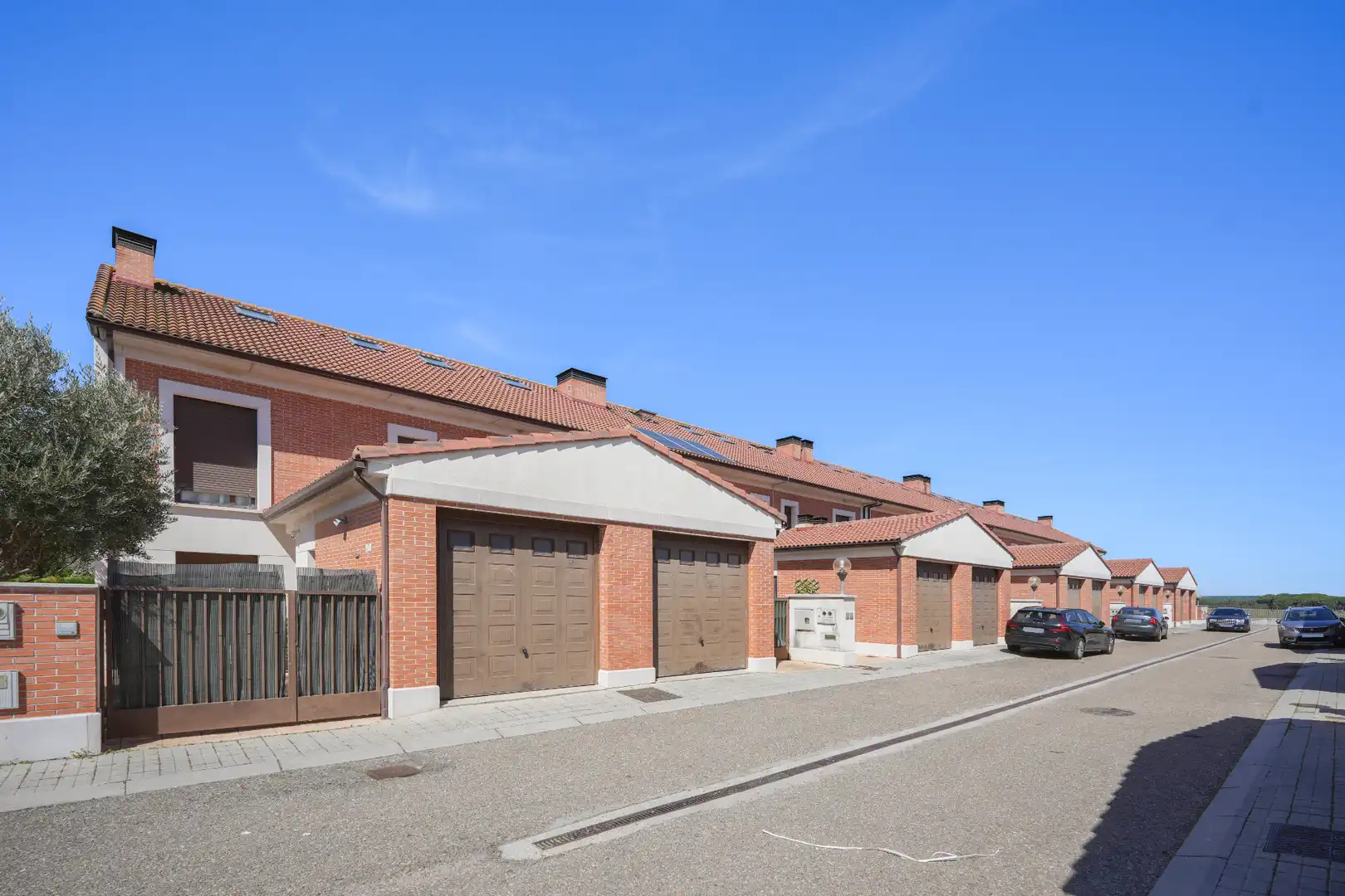 Vista exterior de Casa adosada en venta en Aldeamayor de San Martín con Calefacción, Jardín privado y Parquet