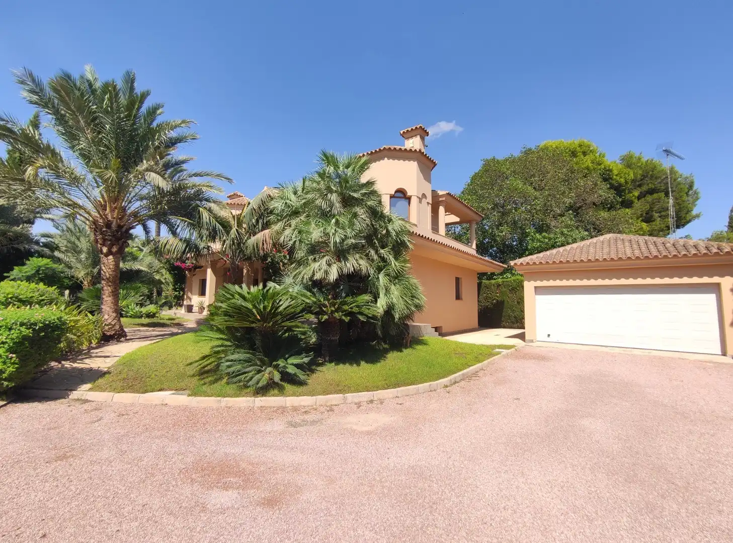 Vista exterior de Casa o xalet en venda en Elche / Elx amb Aire condicionat, Calefacció i Jardí privat