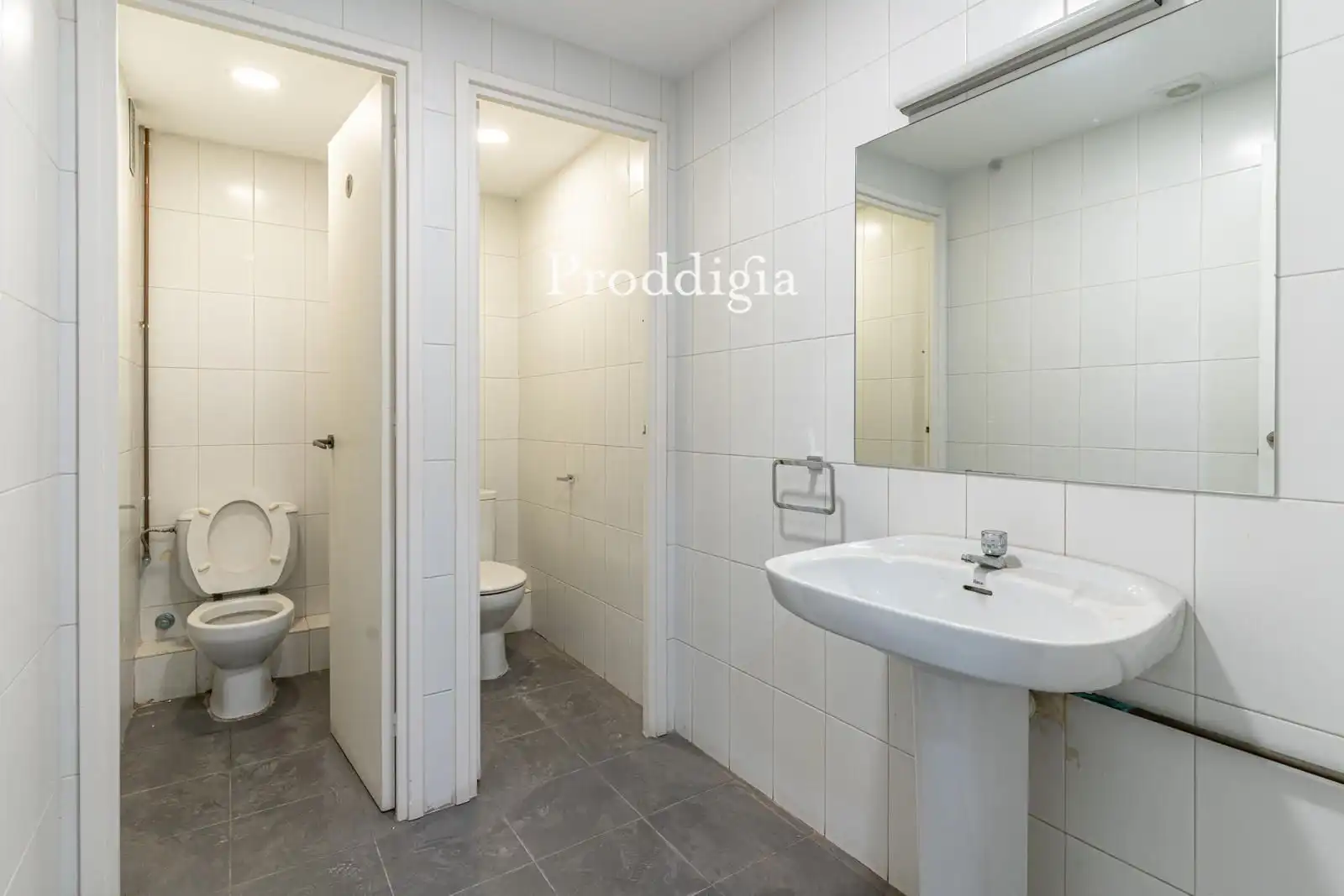 Bathroom of Office for sale in Barcelona  with Air Conditioner