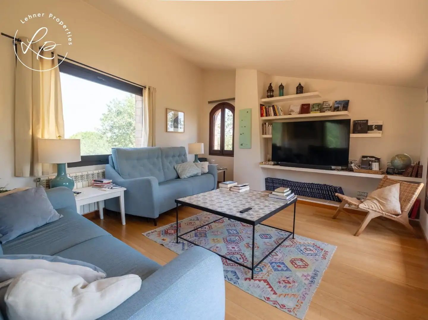 Sala d'estar de Finca rústica en venda en Navata amb Aire condicionat, Calefacció i Jardí privat