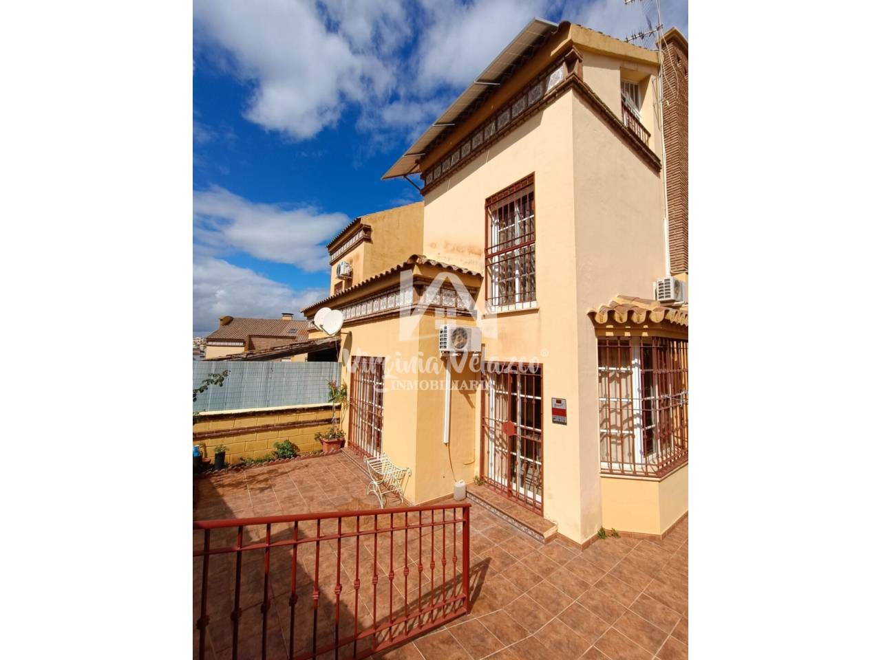 Vista exterior de Casa adosada en venda en Rincón de la Victoria amb Aire condicionat, Terrassa i Piscina comunitària