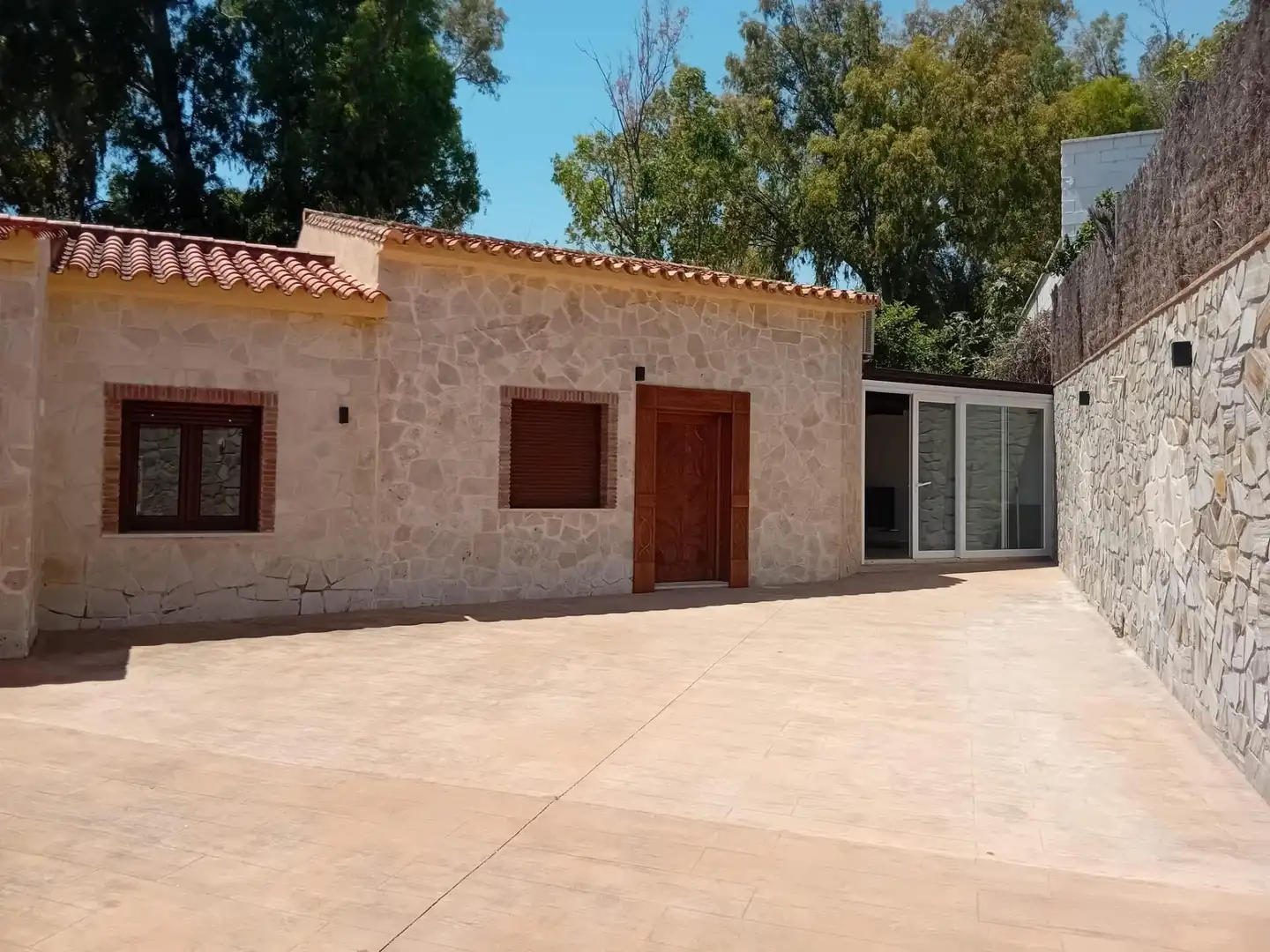 Vista exterior de Casa o xalet en venda en Benalmádena amb Aire condicionat, Jardí privat i Terrassa